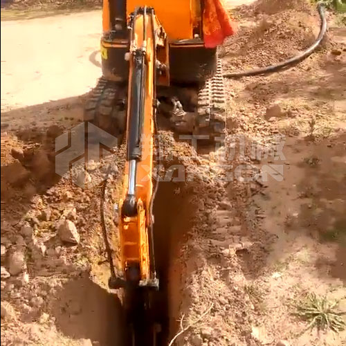 10型小型挖掘機(jī)操作簡(jiǎn)單，挖溝挖槽不是事